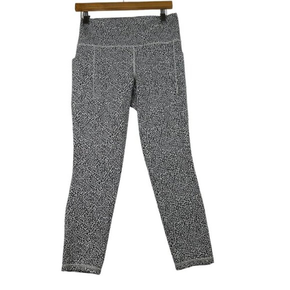 Athleta Animal Print Salutation Stash II Textured Tight Size Medium Black/White‎